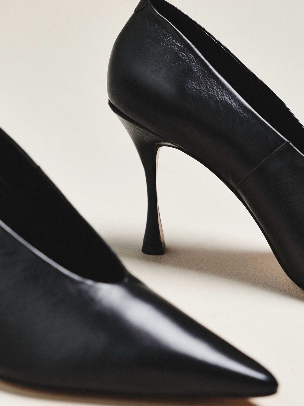 Classic Black Pointed-Toe Stiletto Heels - Picture 3 of 3